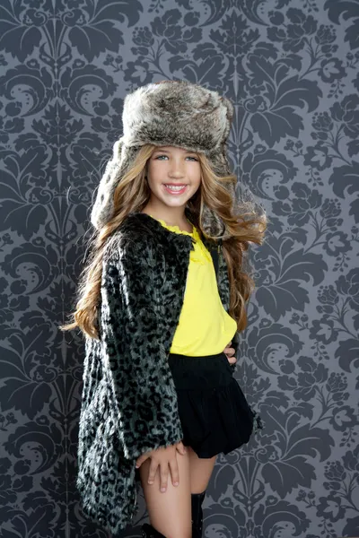 Дети моды девушка зимний леопард пальто и меховая шапка — стоковое фото