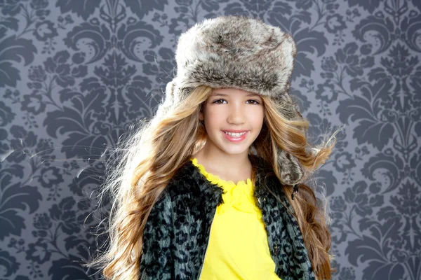 Crianças menina da moda com casaco de leopardo de inverno e chapéu de pele — Fotografia de Stock