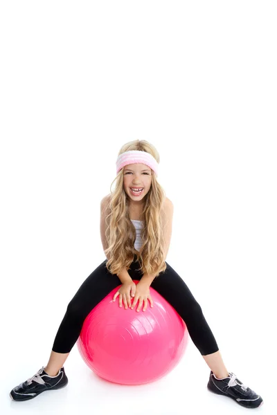 Enfants gymnase yoga fille avec pilates boule rose — Photo