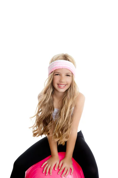 Bambini palestra yoga ragazza con pilates palla rosa — Foto Stock