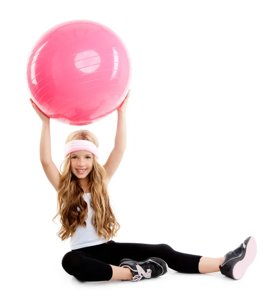 Barn gym yoga flicka med pilates rosa boll — Stockfoto