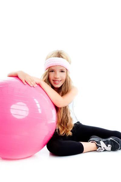 普拉提的儿童健身房瑜伽女孩粉红色的球 — 图库照片