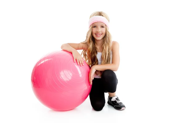 普拉提的儿童健身房瑜伽女孩粉红色的球 — 图库照片