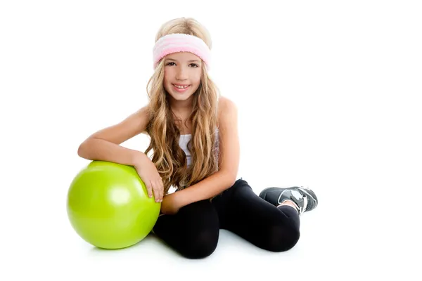 Kinder kleines Turnmädchen mit grünem Yoga-Ball — Stockfoto