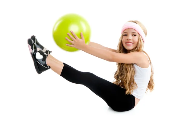 Barn lilla gym flickan med grön yoga boll — Stockfoto