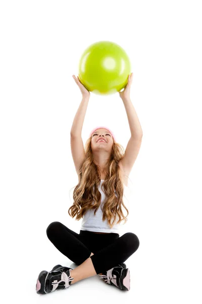 Дитяча маленька дівчинка в спортзалі з зеленим м'ячем йоги — стокове фото
