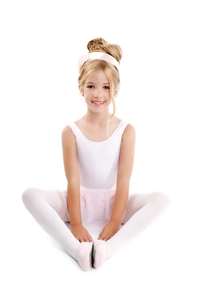 Ballerina lilla balettdansös barn sträcker sig sittande — Stockfoto