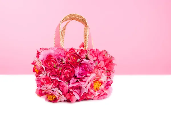 Blumen Frühlingstasche in rosa und roten Rosen auf weißem Grund — Stockfoto