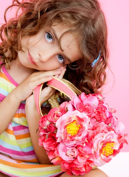 Barn tjej håller fashin våren rosa blommor väska — Stockfoto