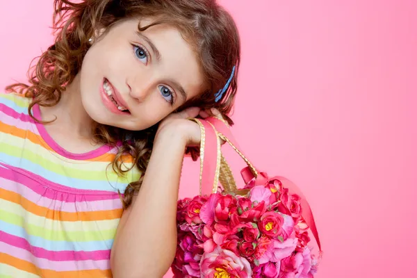 Dzieci dziewczyna trzyma fashin wiosną różowe kwiaty torba — Zdjęcie stockowe