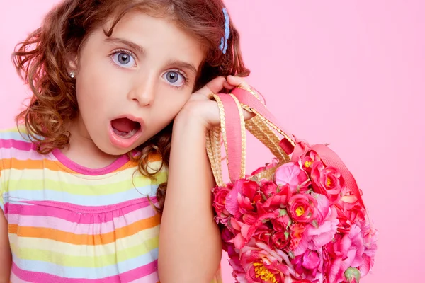 Παιδιά κορίτσι εκμετάλλευση fashin άνοιξη ροζ λουλούδια τσάντα — Φωτογραφία Αρχείου