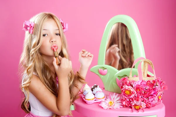 어린이 패션 인형 작은 소녀 립스틱 메이크업 핑크 화장 대 — 스톡 사진