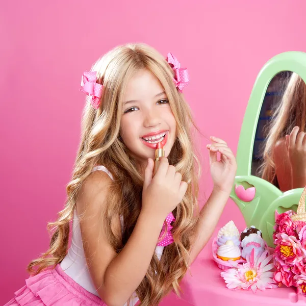 Crianças moda boneca menina batom maquiagem vaidade rosa — Fotografia de Stock