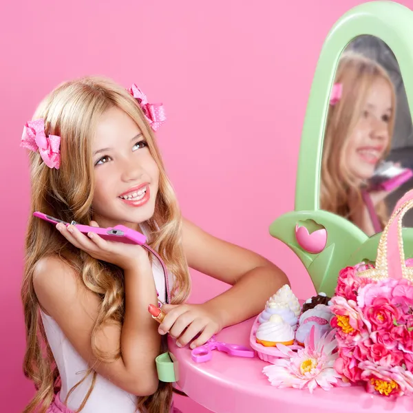 Děti módní panenka blonďatá dívka mluví mobilní telefon — Stock fotografie