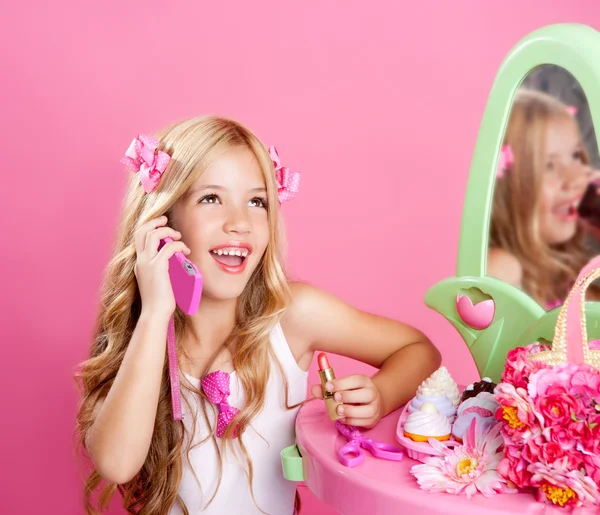 Дети кукла блондинка говорит мобильный телефон — стоковое фото
