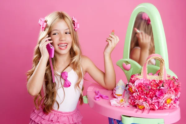 说移动电话的儿童时尚娃娃金发女孩 — 图库照片