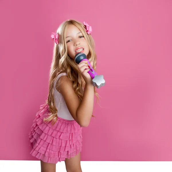 Niños pequeña estrella cantante como muñeca de moda con micrófono — Foto de Stock