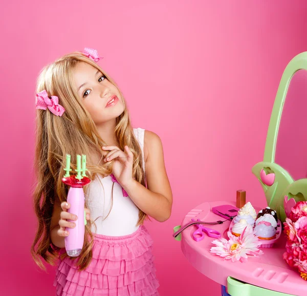 Kapper blond mode pop meisje met haar krultang — Stockfoto