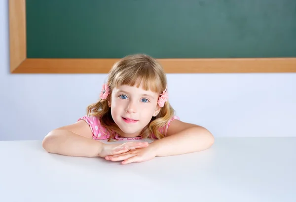 Crianças pouco estudante menina loira na sala de aula — Fotografia de Stock