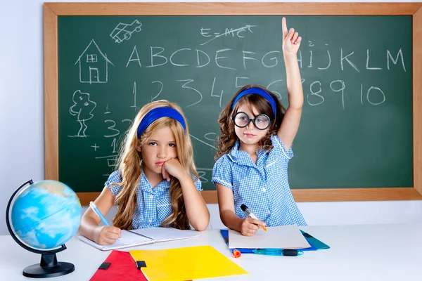 Inteligente nerd estudante menina no sala de aula levantando mão — Fotografia de Stock