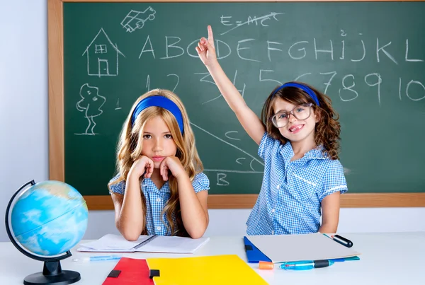 Inteligente nerd estudante menina no sala de aula levantando mão — Fotografia de Stock