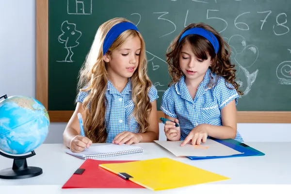 Kids students in classroom helping each other — Stock Photo, Image