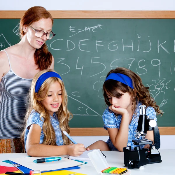 Crianças estudantes com nerd professor mulher na escola — Fotografia de Stock