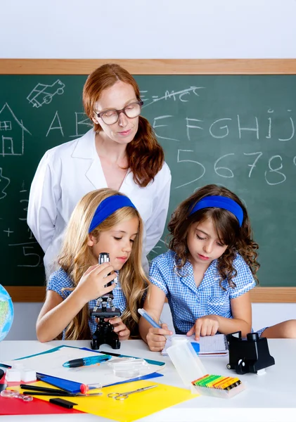 Kinderen studenten met nerd leraar vrouw op school — Stockfoto