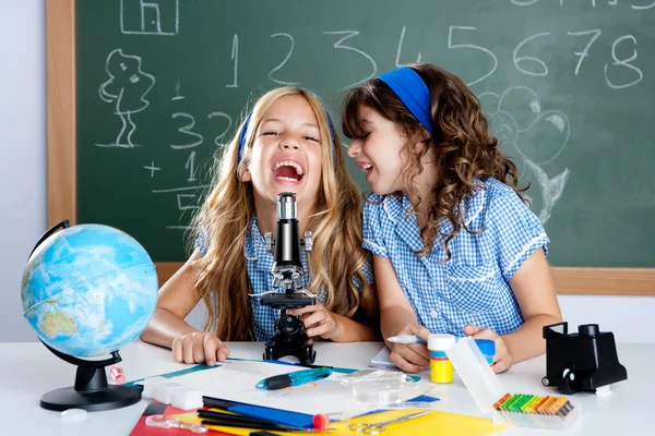 Glücklich lachende Kinder Schüler Mädchen in der Schule Klassenzimmer — Stockfoto