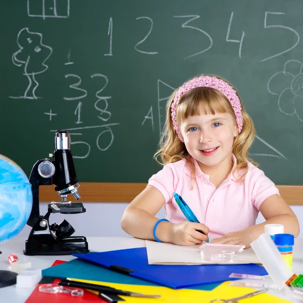 Niños niña en el aula escolar con microscopio —  Fotos de Stock