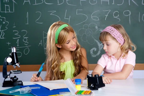 Barn elever i klassrum att hjälpa varandra — Stockfoto