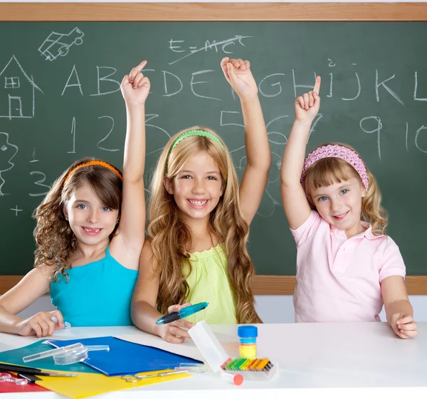 Clever kids student groep op school klas — Stockfoto