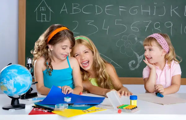Boldog gyerekek nevetve diák lányok iskolai tanterem — Stock Fotó
