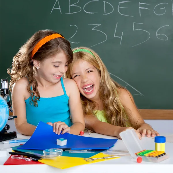 Glad skrattande barn student tjejer på skolan klassrum — Stockfoto