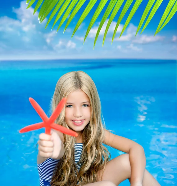 Παιδιά ξανθό κορίτσι στην τροπική παραλία διακοπές καλοκαίρι — Φωτογραφία Αρχείου