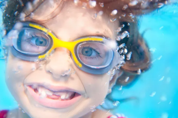 Dzieci dziewczynka śmieszne pod wodą z gogle — Zdjęcie stockowe