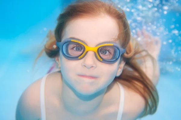 Kinderen meisje grappig onder water met bril — Stockfoto