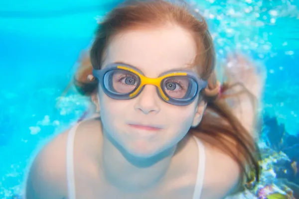 Niños chica divertida bajo el agua con gafas —  Fotos de Stock