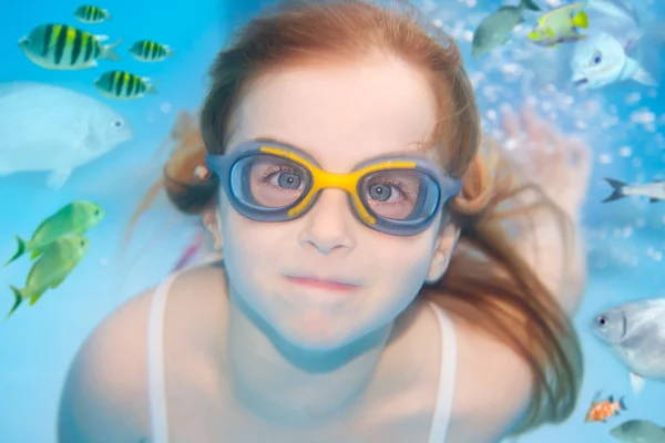 Kinderen meisje onderwater bril onderwater zwemmen — Stockfoto