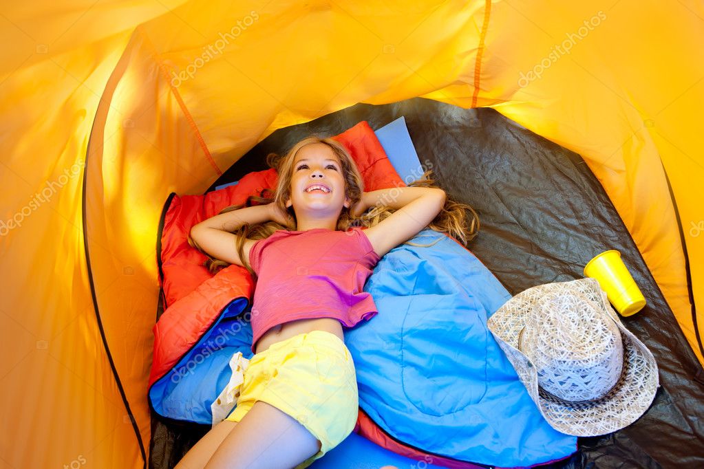 Kinderm Dchen Liegt Im Urlaub Auf Zeltboden Stockfotografie