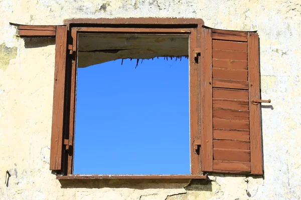 Window in pulled down house — Stok fotoğraf