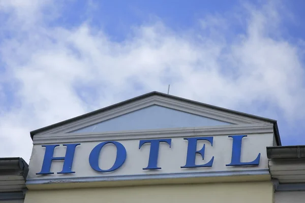 Ξενοδοχείο πριν από το γαλάζιο του ουρανού — Φωτογραφία Αρχείου
