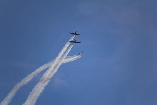 Mavi gökyüzüne üç tarihsel uçaklardan Stok Fotoğraf