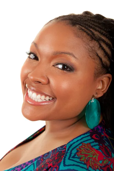 Красивая африканская американка улыбается — стоковое фото