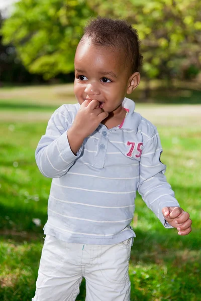 Retrato de un bebé negro jugando en el parque —  Fotos de Stock