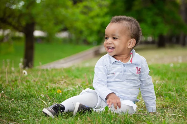 Retrato de um menino negro brincando no parque — Fotografia de Stock