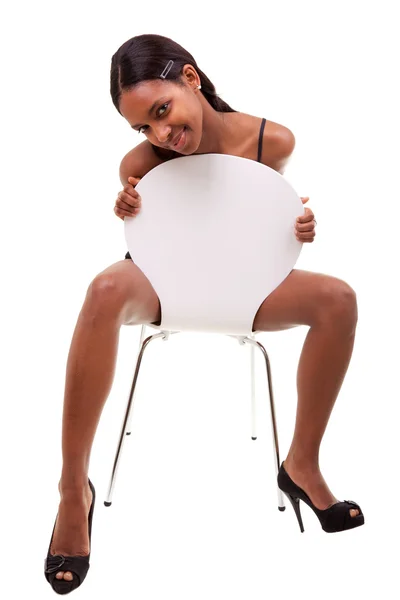 椅子でポーズをとってセクシーな若い黒人女性 — ストック写真