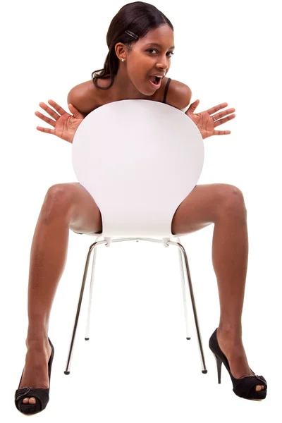 Sexy joven negro mujer posando en silla — Foto de Stock