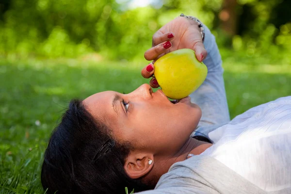 stock image Beautiful black woman eating an apple