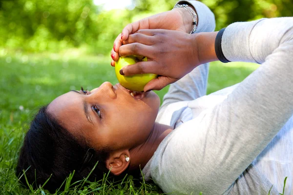 Piękna czarna kobieta jedzenie jabłka — Zdjęcie stockowe
